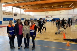 Concejala de Deportes y sanitarios en la Feria Escolar de Deporte y Salud en Pulpí.