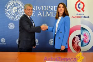 El acuerdo entre la UAL y AstraZeneca se ha firmado este jueves en el campus universitario almeriense.