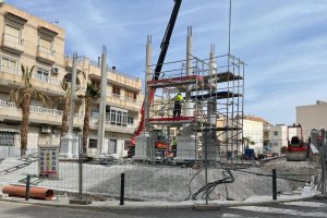 Instalación del pórtico de entrada en la nueva plaza de Almería.