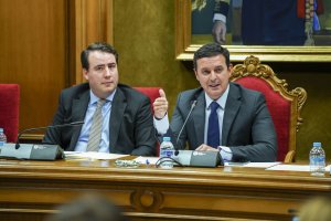Fernando Giménez y Javier Aureliano García durante la sesión plenaria.