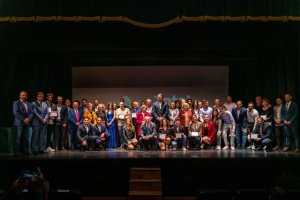 Los premiados con las autoridades.