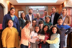Un grupo de alumnos y profesores acudieron a recoger esta condecoración por parte del Ayuntamiento.