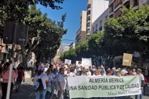 Cabecera de la manifestación, este sábado en el Paseo de Almería.