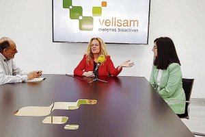 La consejera delegada de Vellsam, María Zamora, durante la entrevista de SER Agricultor, acompañada por Gema Pérez Molina.