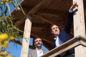 Alfonso García muestra la belleza del humedal a Fernández-Pacheco.