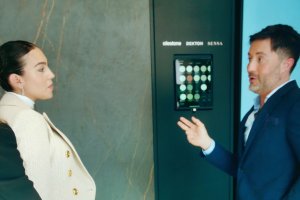 Javier Reyes y Georgina en un fragmento de la serie documental. Foto: Netflix.