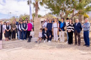 Autoridades nijareñas y familiares de César Torres Díaz.