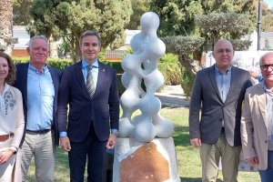 La pieza, titulada ‘Primigenias’, luce desde este martes en el jardín central de Huércal-Overa.