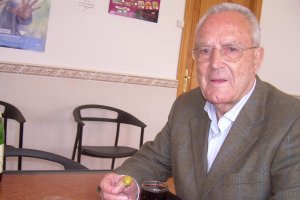 José Antonio Torres Sáez, en el bar del pueblo de Chercos, hace unos años.