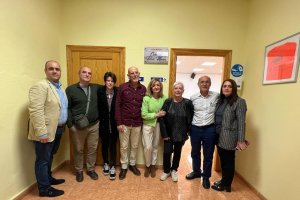 Presidente y empleados de Asinal junto a familiares de Carmina Torres.
