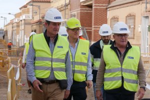 El alcalde, a la izquierda, en su visita a las obras.