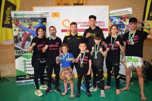 Eleven Team posando en Sevilla con sus metales.