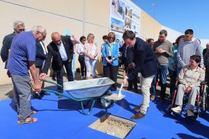 El alcalde de Vera, Alfonso García acompaña a Asprodalba en la puesta de la primera piedra de su nueva residencia.