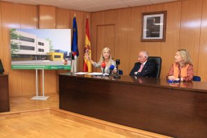 Patricia del Pozo explica los proyectos de IES de Roquetas junto al alcalde, este miércoles.