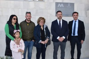 El alcalde y el presidente provincial junto a la familia de Clemente Martínez en la inauguración.