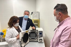 El delegado de salud, Juan de la Cruz Belmonte, visita el centro de Macael junto al alcalde Raúl Martínez.