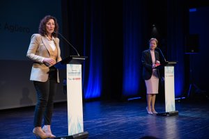 María del Mar Vázquez responde a las preguntas del público realizadas por Antonia Sánchez Villanueva