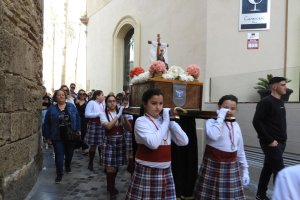 Los más pequeños, con uno de los tronos en la calle Cubo.