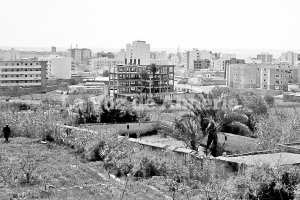 A finales de los 60 el cerro de la Molineta era un escenario de solares y descampados que resistían el avance de los pisos del barrio de los Ángeles.