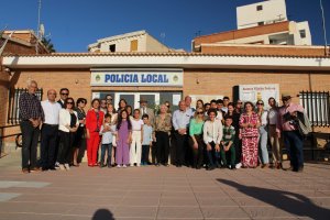 Familiares y amigos de Villalba acudieron a la inauguración junto al alcade albojense y concejales.