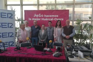 Fotografía de familia Los miembros de las cofradías junto a Guillermo Mirón y la edil de Cultura, Belén Martínez, durante la emisión del Hoy p