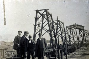Los directivos de la sociedad Minas de Alquife visitando la construcción del Cable que fue inaugurado en 1904 por Alfonso XIII.