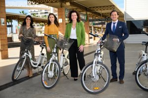 Autoridades posan con bicis en la Intermodal.