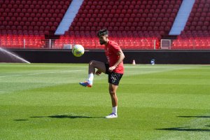 Arnau en el entrenamiento del Almería en el Estadio de los Juegos Mediterráneos.