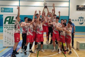 Los juveniles del Mintonette Almería levantan la copa.
