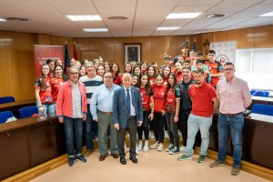 Gabriel Amat con los jugadores roqueteros.