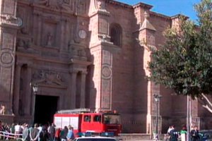 Los bomberos a la entrada de la Catedral