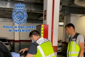 Agentes de la Policía Nacional detienen al estafador.
