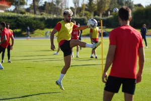 Arnau en el campo Anexo del Estadio de los Juegos Mediterráneos.