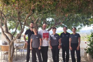 El equipo del Asador La Chumbera posa junto a su Bib Gourmand de Michelín.