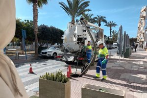 Limpieza de la red de alcantarillado en Garrucha.