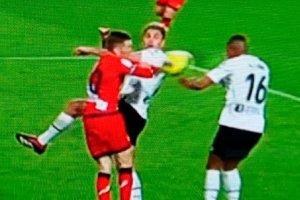 Iván Balliu no quiere jugar la pelota con la mano pero...