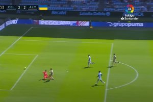 Momento en el que Iván Villar derriba a Luis Suárez dentro del área.