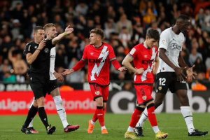 Figueroa Vázquez pitando pena máxima contra el Rayo este lunes en Mestalla.
