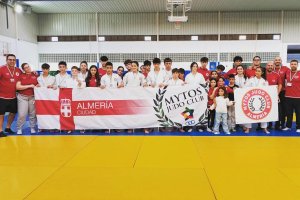 Los deportistas almerienses luciendo sus medallas.