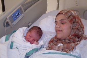 Una mujer magrebí con su hijo recién nacido en el Hospital de Poniente, en una imagen de archivo.