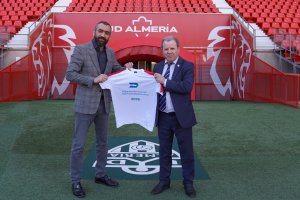 Jerónimo Parra y Mohamed El Assy muestran la camiseta reivindicativa para este domingo