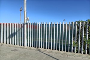 Las lonas que se han colocado en los exteriores del campo Anexo.