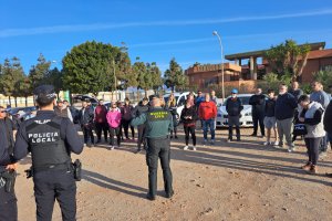 Guardia Civil y Policía Local junto a los voluntarios la mañana del jueves