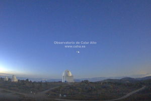 Momento en el que la bola de fuego se parte en dos sobre Albacete grabado desde una de las cámaras de Calar Alto.