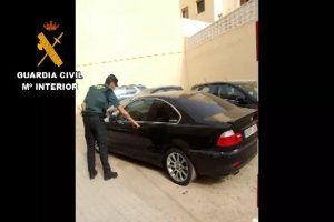 La Guardia Civil inspecciona un vehículo