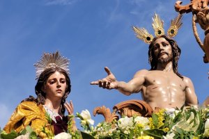 Imagen histórica de la magna de 2022, con el Señor de la Vida acompañado por la Magdalena de Elche.