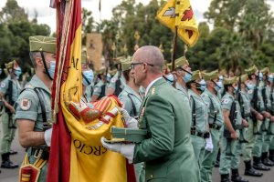 Pablo Gómez Lera, entonces coronel, se despide de la bandera del Tercio.