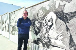 Andrés García en la entrada de los Museos Casa Ibáñez y Centro Pérez Siquier, en Olula del Río.