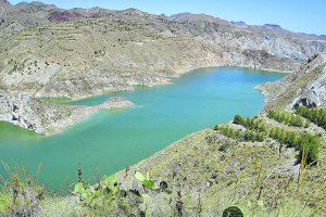 El fuerte descenso de las precipitaciones en la zona del embalse de Cuevas ha reducido  los niveles de agua.