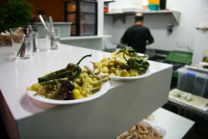 Unas tapitas de migas, más almerienses que El Cañillo, listas para ser servidas a los clientes